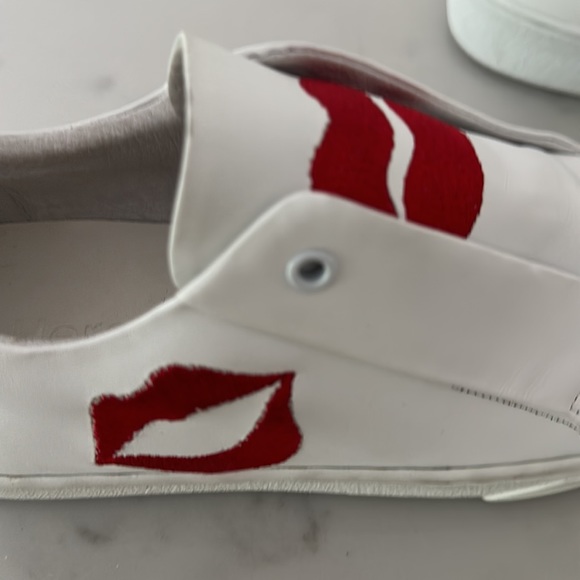 Here/ Now brand size 36 (5 1/2) white leather w/red Embroidered “kiss” detail - Picture 3 of 9